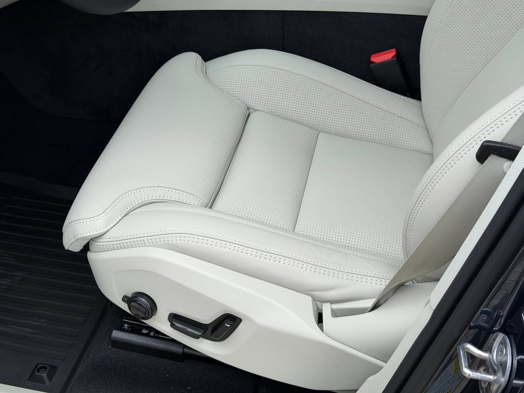 New 2026 Volvo XC60 T8 Ultra w/ Protection Package Premier AWD/4WD image 16