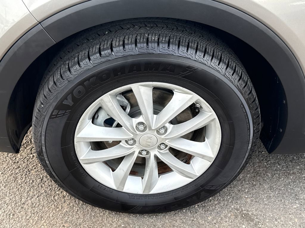 Used 2016 Kia Sorento FWD image 7