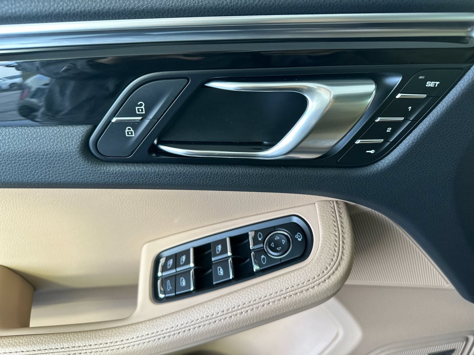 Certified 2023 Porsche Macan AWD/4WD image 12