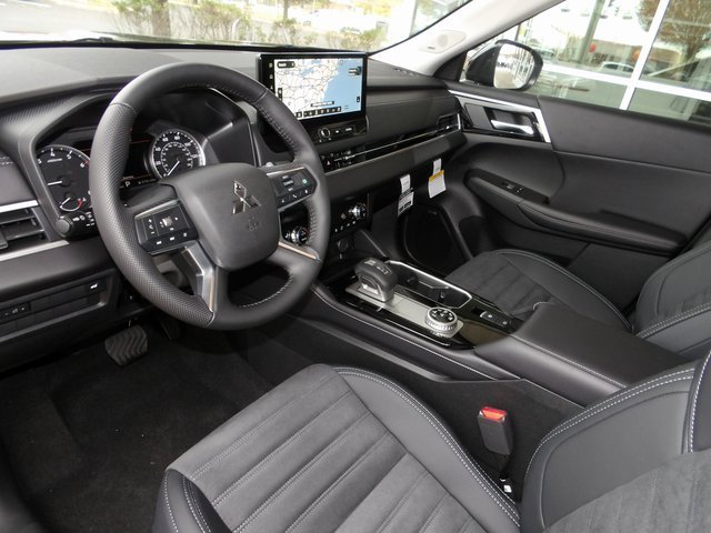 New 2025 Mitsubishi Outlander SE image 13