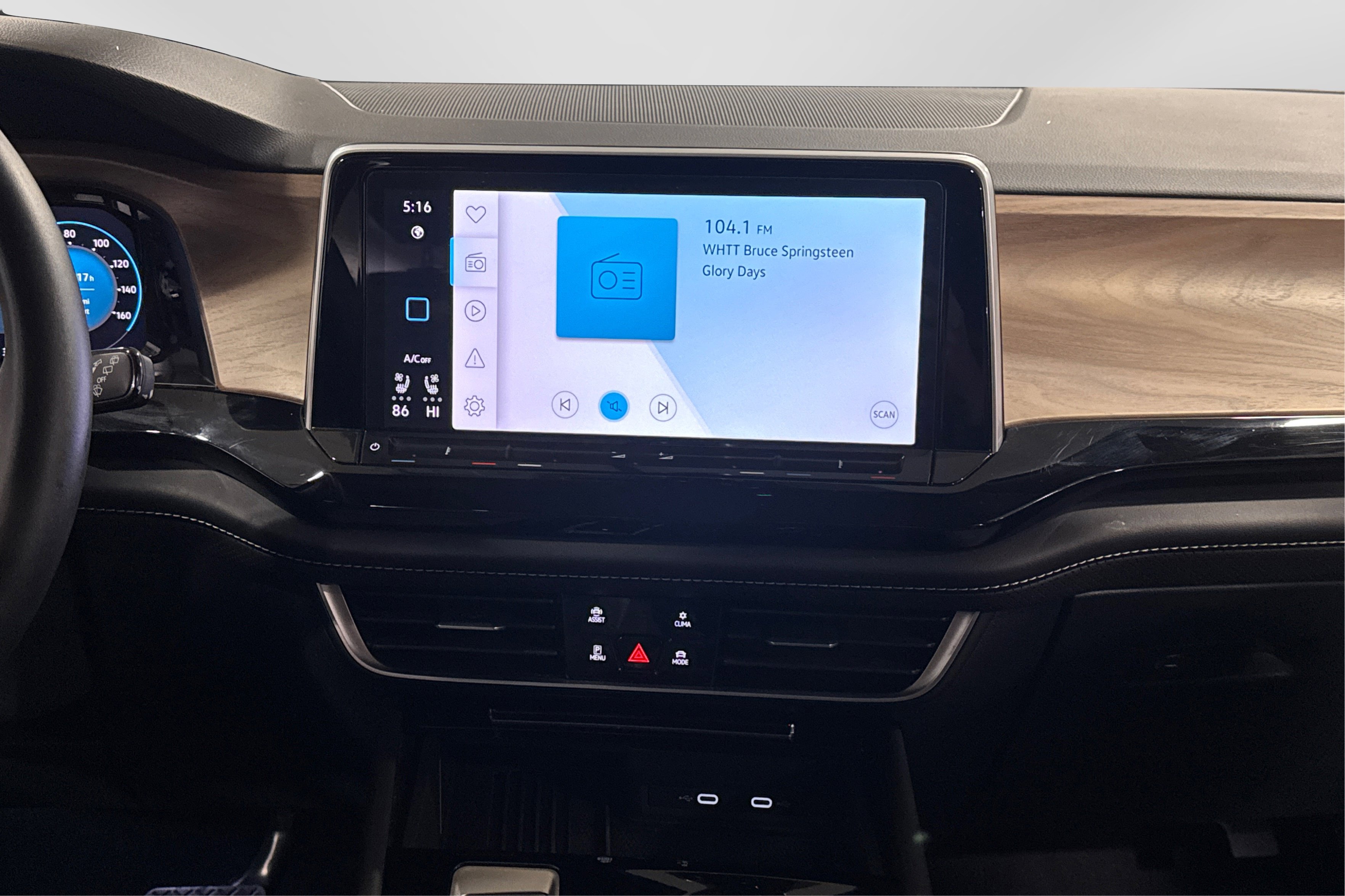 Used 2025 Volkswagen Atlas SE image 28