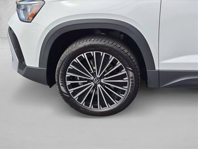 New 2027 Volkswagen Taos SE FWD image 10