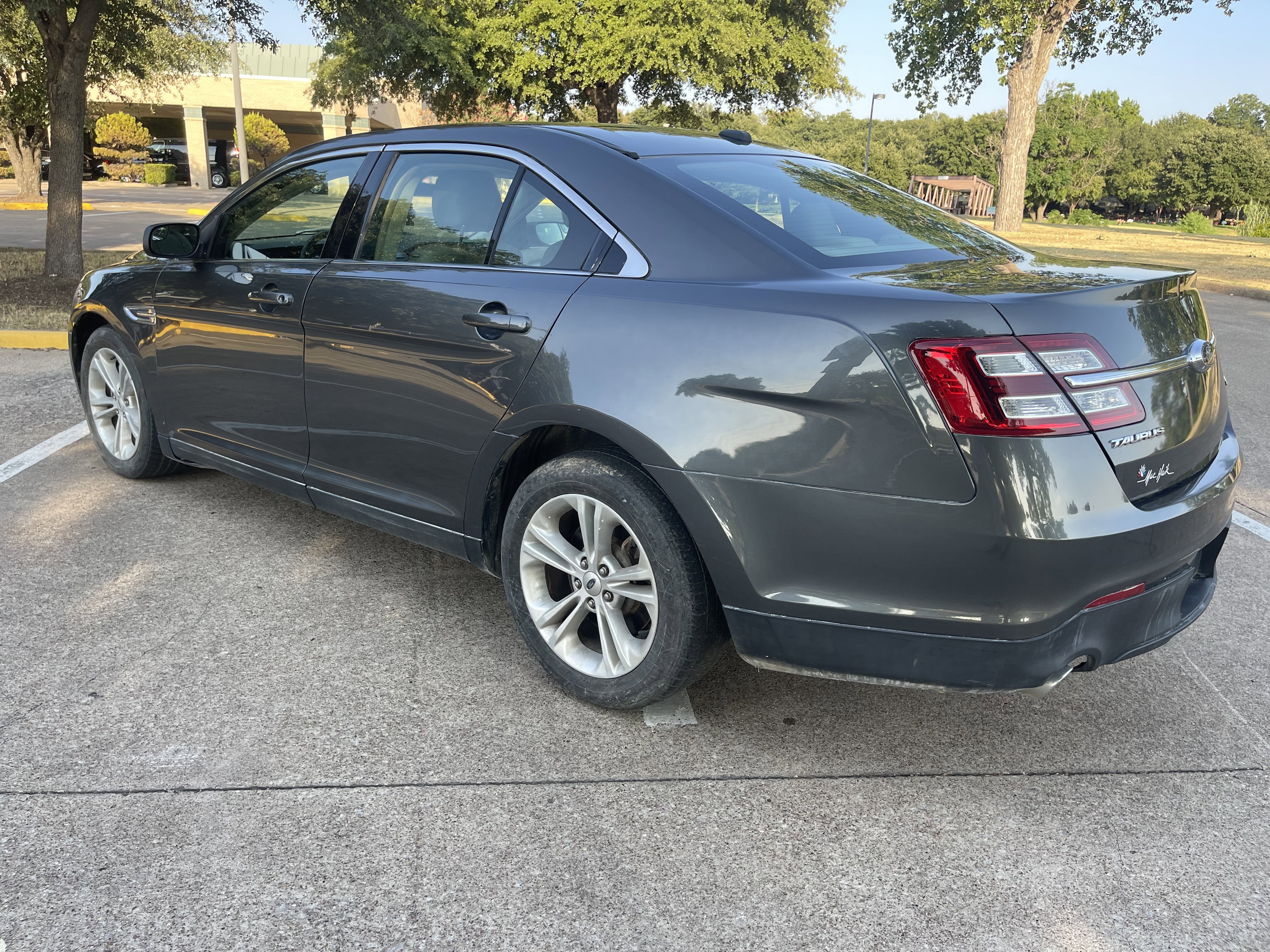 Used 2015 Ford Taurus SE image 7
