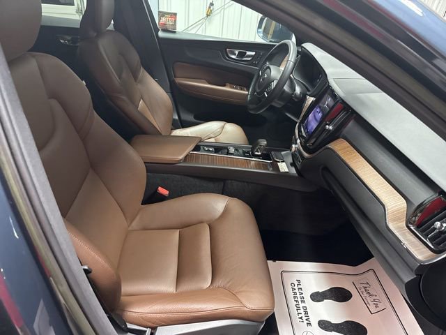 Used 2022 Volvo XC60 B5 Momentum image 24