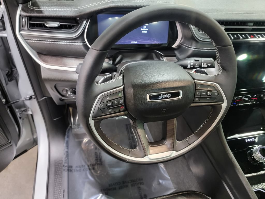 Used 2025 Jeep Grand Cherokee Limited w/ Luxury Tech Group II RWD image 17