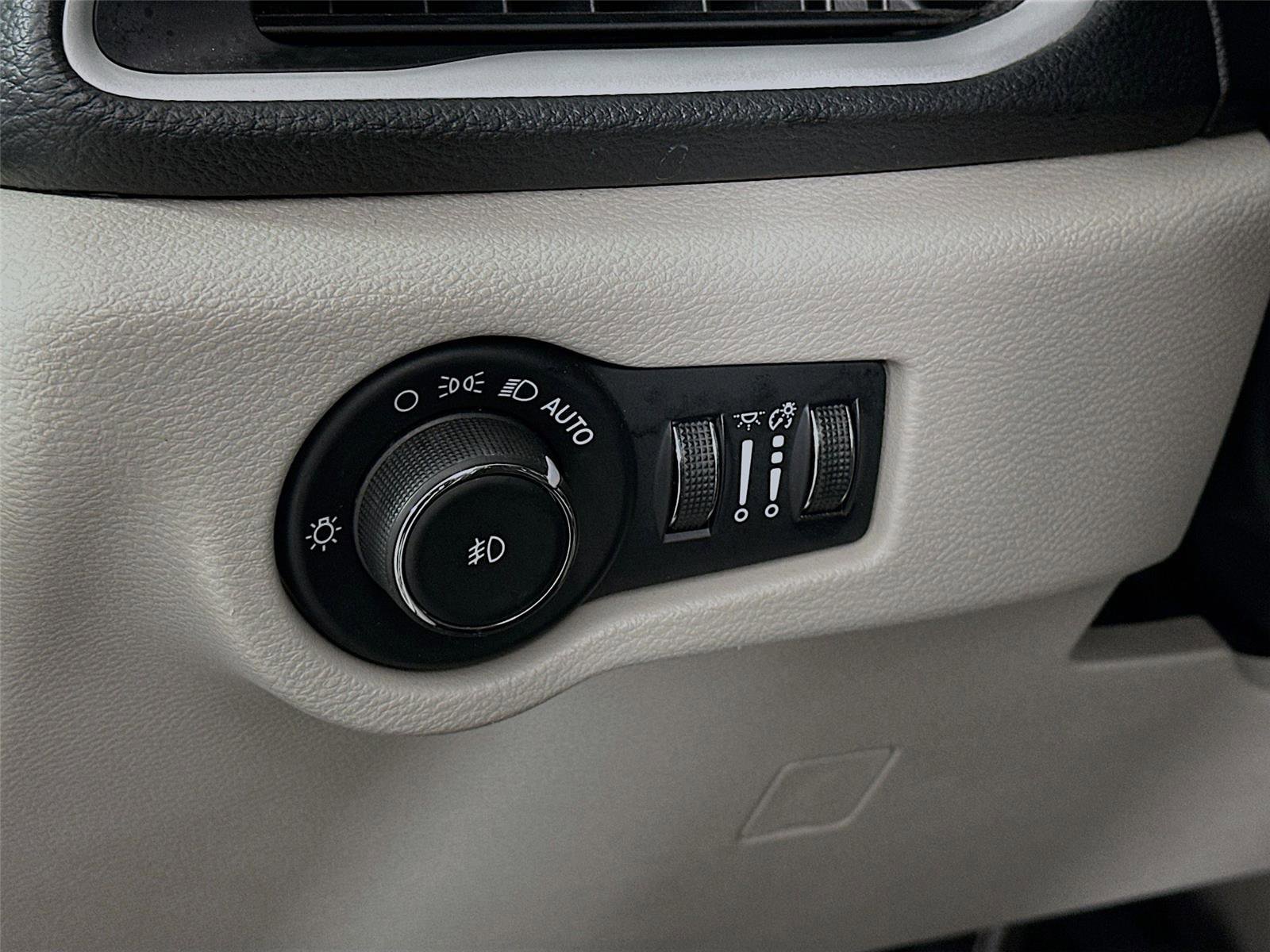 Used 2024 Chrysler Pacifica Select image 14