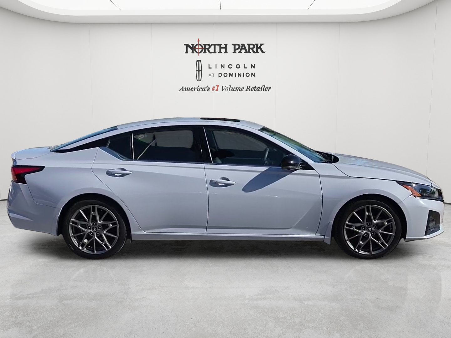 Used 2023 Nissan Altima 2.0 SR FWD image 6