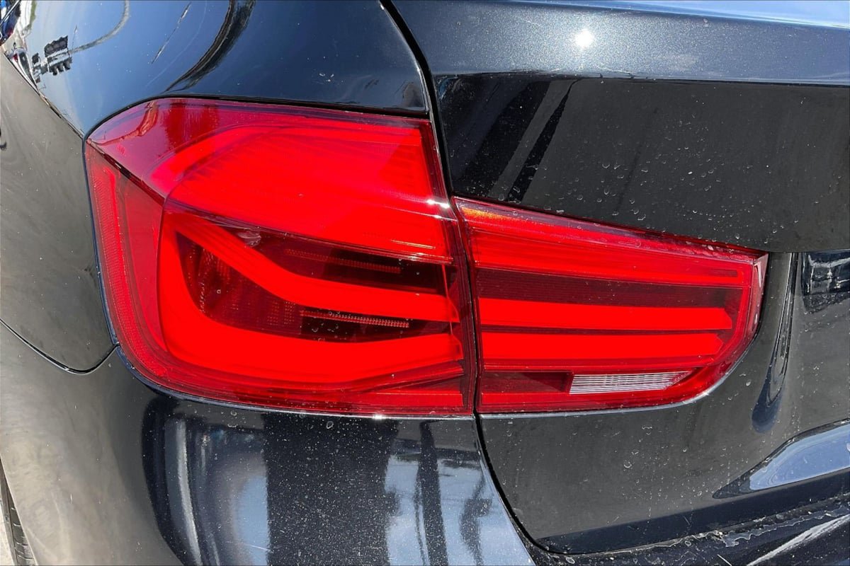 Used 2018 BMW 330e w/ Convenience Package RWD image 30