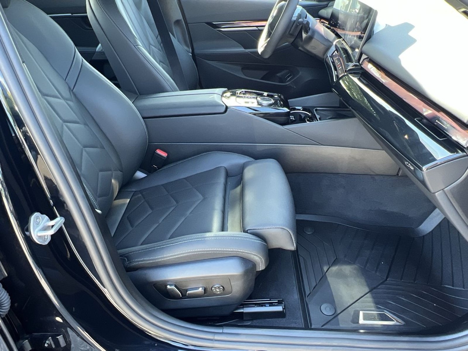 Used 2027 BMW 540i xDrive w/ M Sport Package AWD/4WD image 26