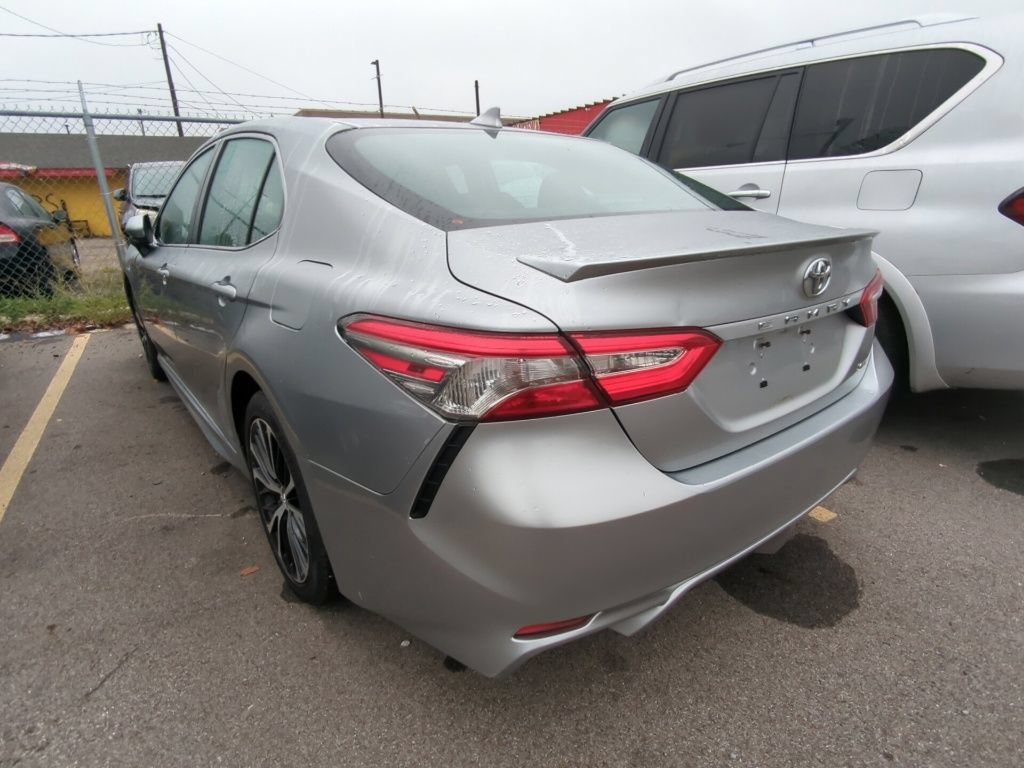 Used 2019 Toyota Camry SE FWD image 4