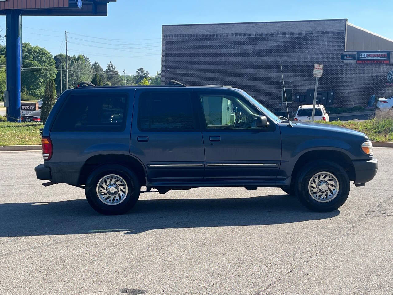 Used 2000 Ford Explorer XLS RWD image 7