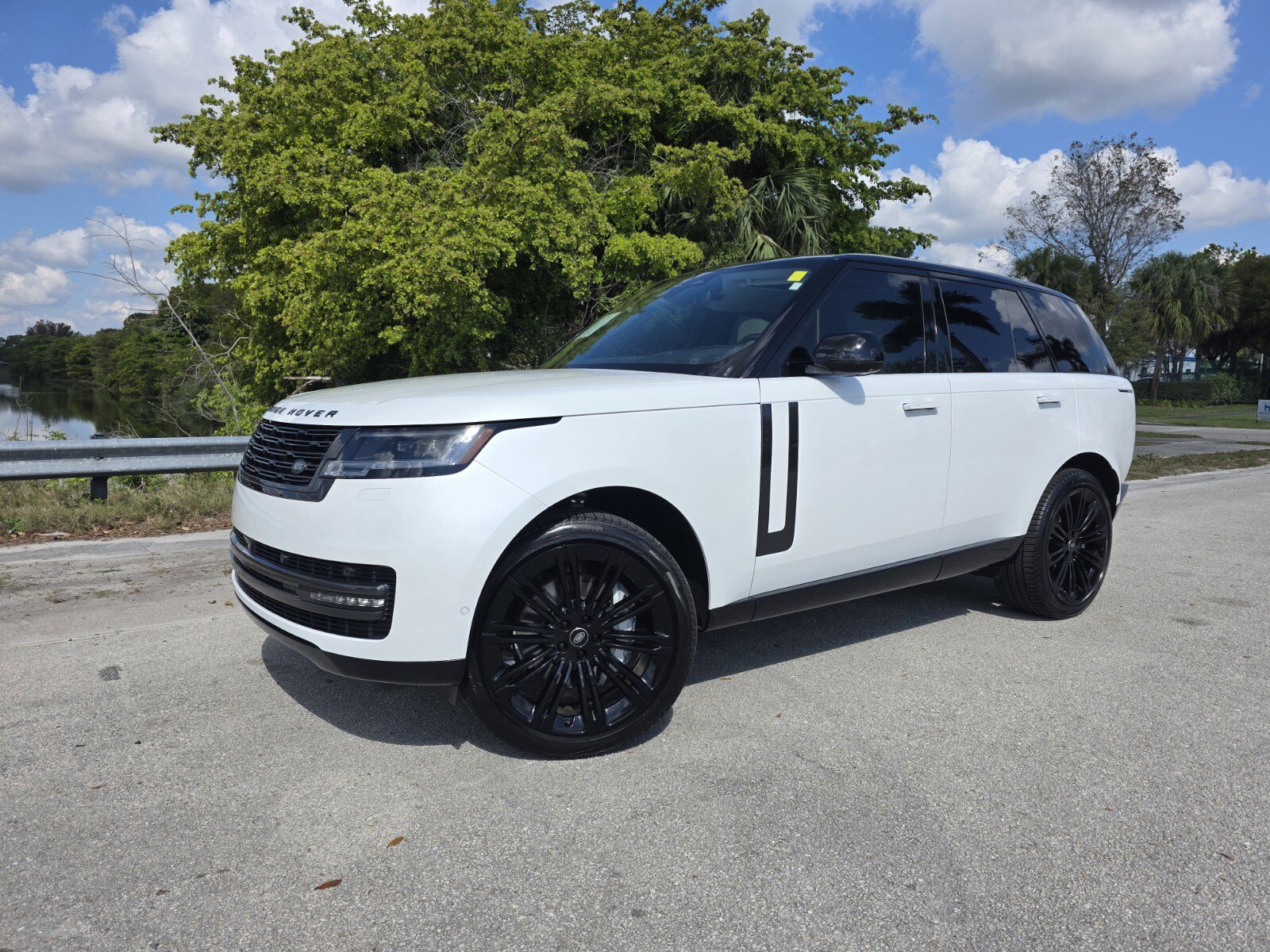 Certified 2024 Land Rover Range Rover SE image 1