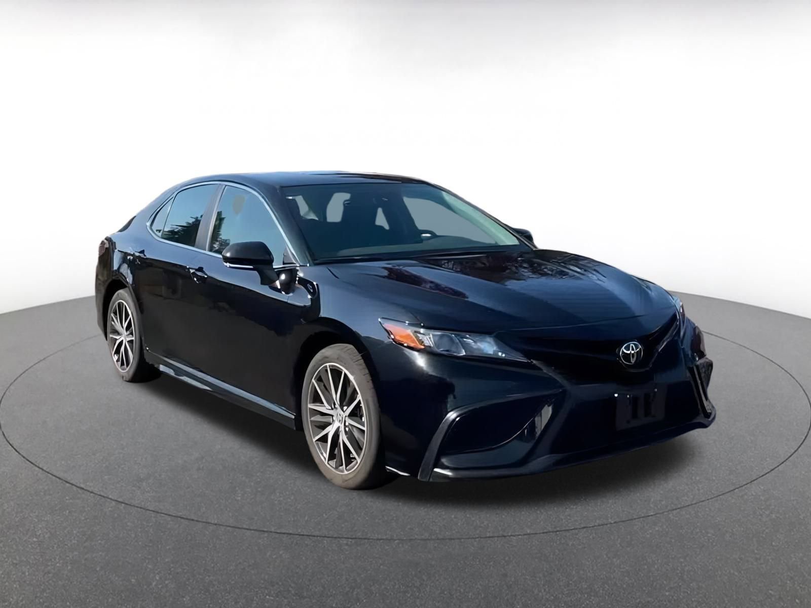 Used 2024 Toyota Camry SE image 3