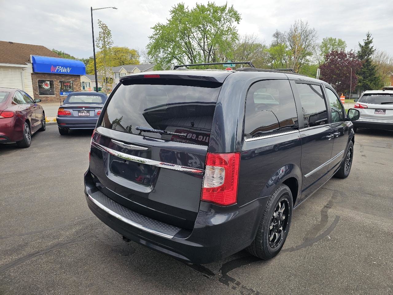 Used 2014 Chrysler Town & Country Touring FWD image 11