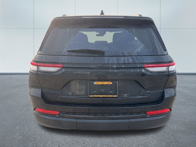 Used 2025 Jeep Grand Cherokee Altitude AWD/4WD image 3