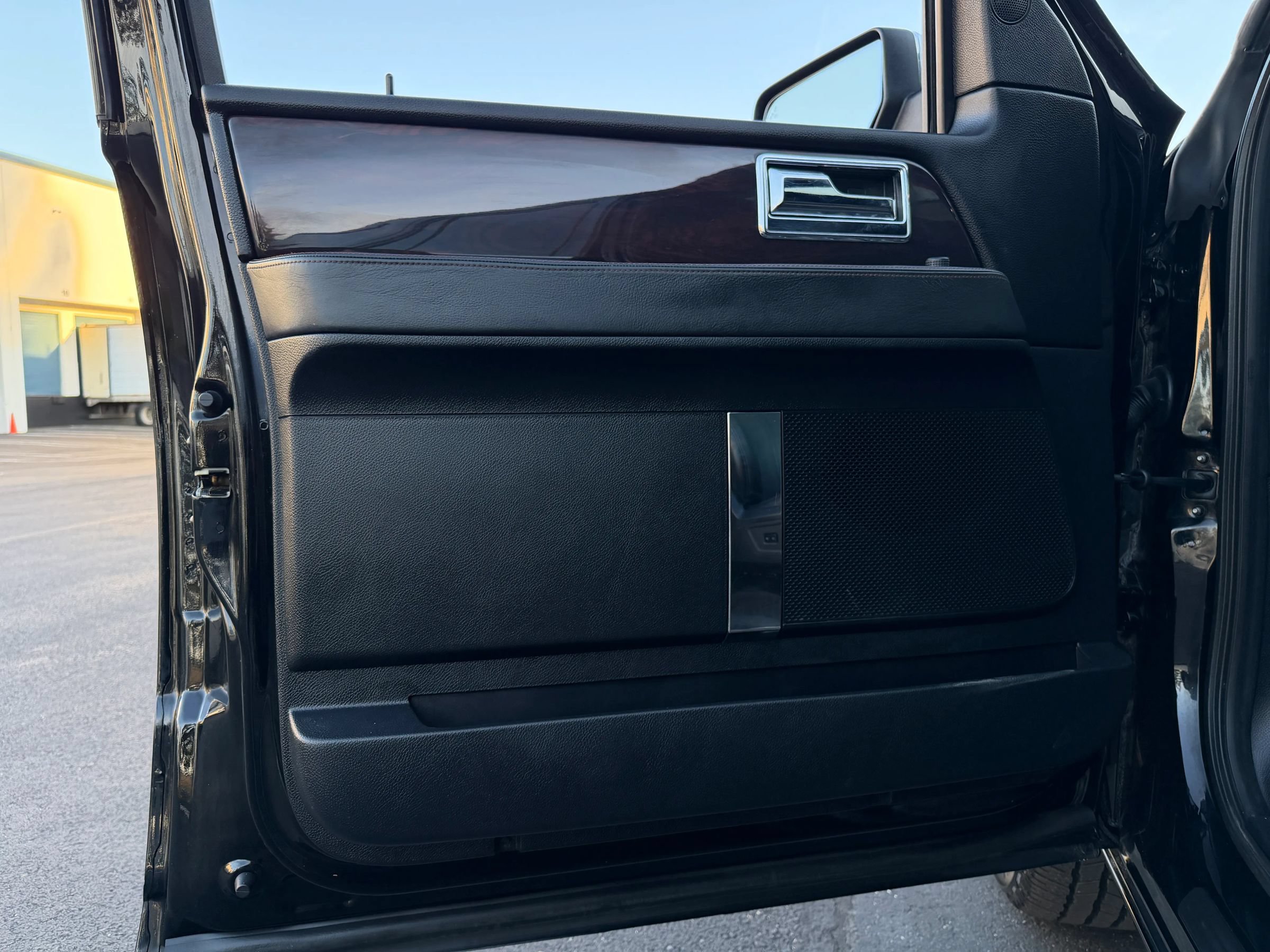Used 2016 Lincoln Navigator Reserve AWD/4WD image 9
