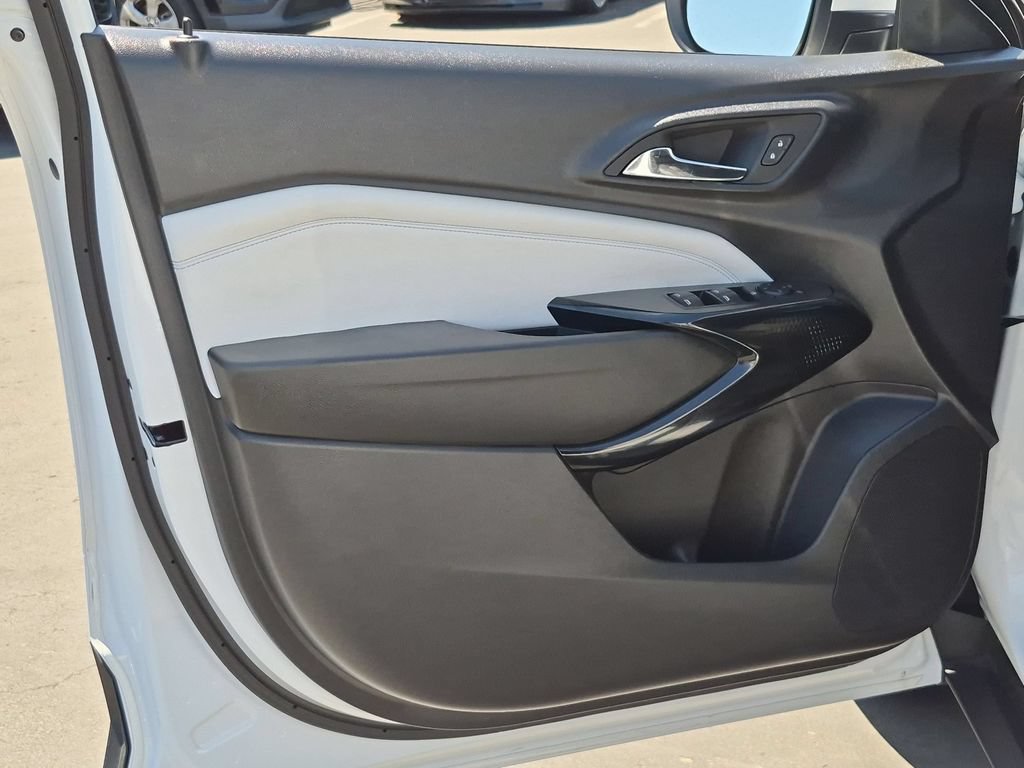 Used 2025 Chevrolet Trax LT w/ LT Convenience Package FWD image 11