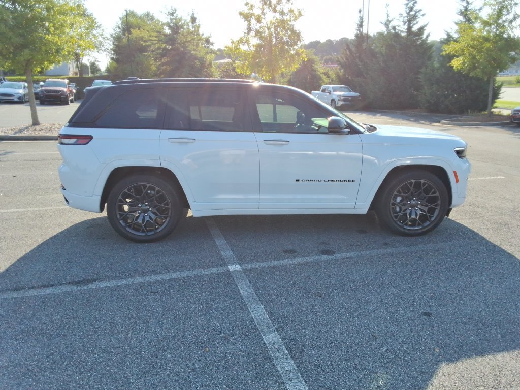 Used 2025 Jeep Grand Cherokee Summit AWD/4WD image 4
