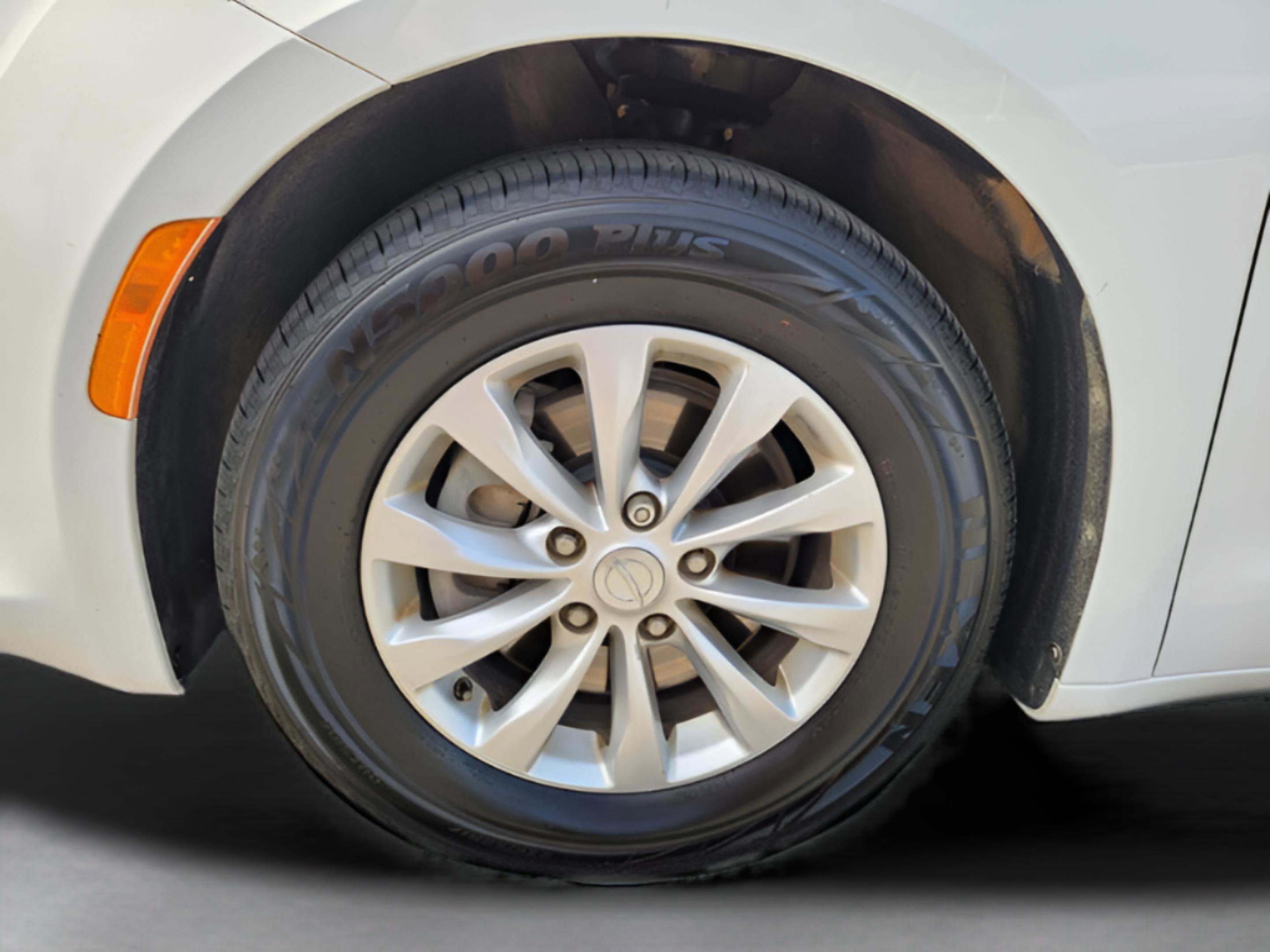 Used 2019 Chrysler Pacifica Touring Plus image 34