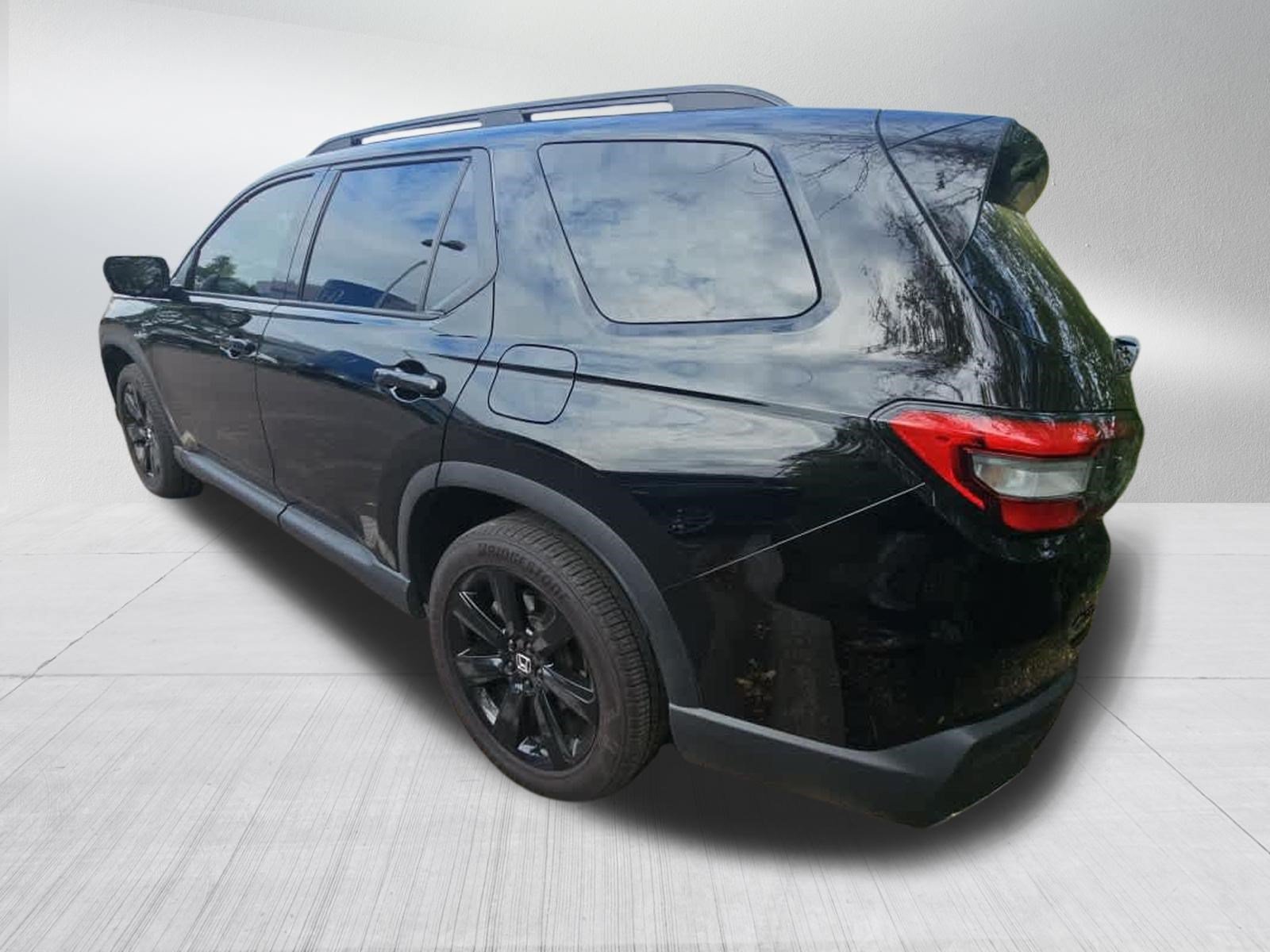 Used 2025 Honda Pilot Black Edition image 6