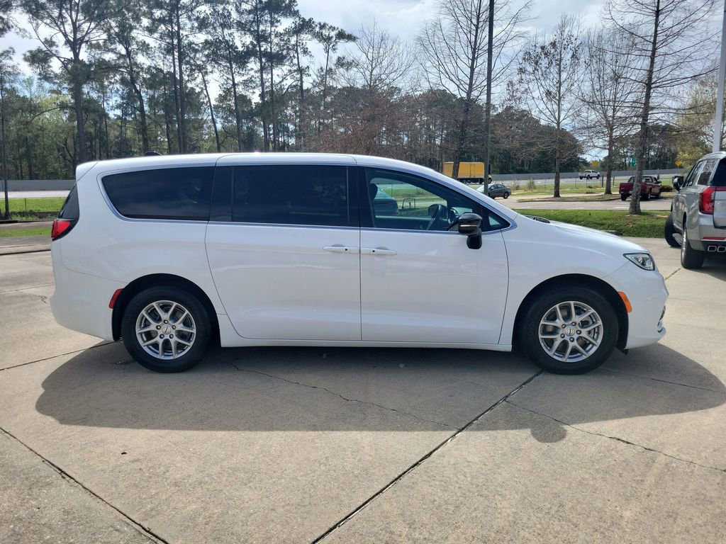 Used 2025 Chrysler Pacifica Select image 9