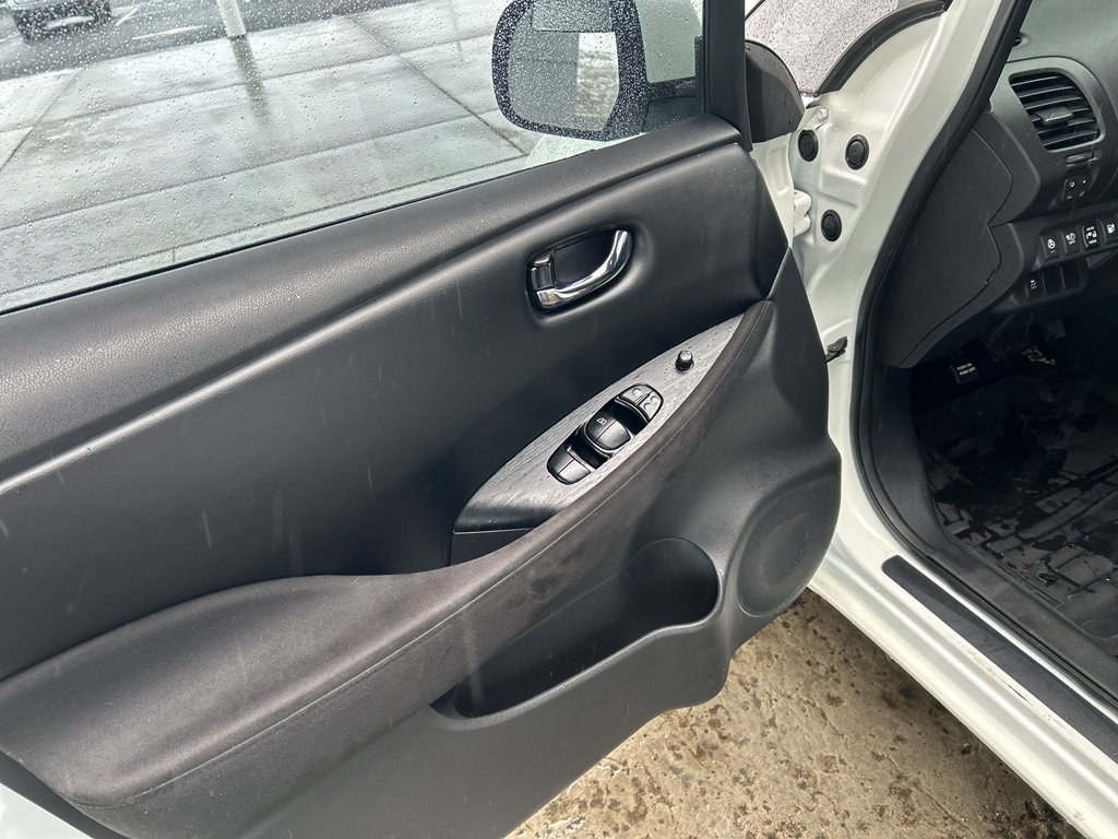 Used 2016 Nissan Leaf SV image 13