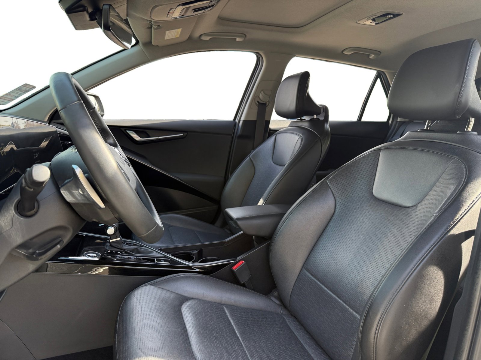 Used 2024 Kia Niro SX image 9