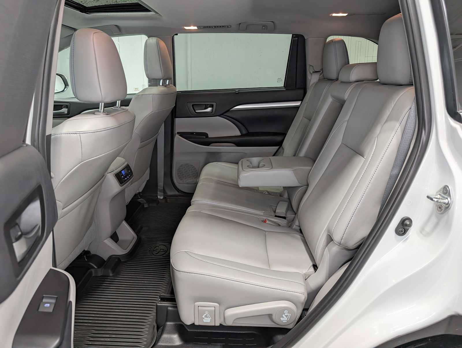 Used 2019 Toyota Highlander XLE AWD/4WD image 20