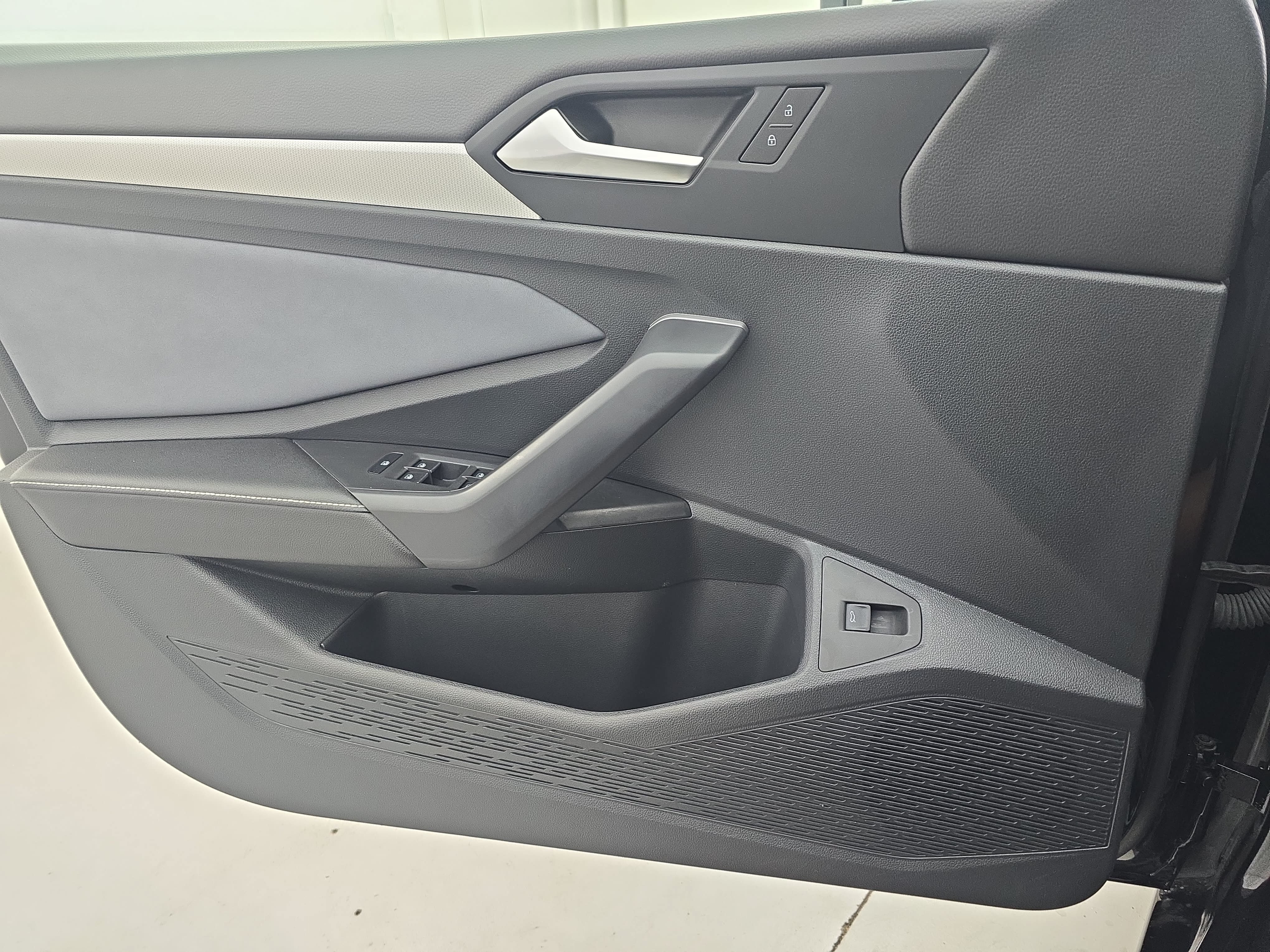 Certified 2025 Volkswagen Jetta SE FWD image 27