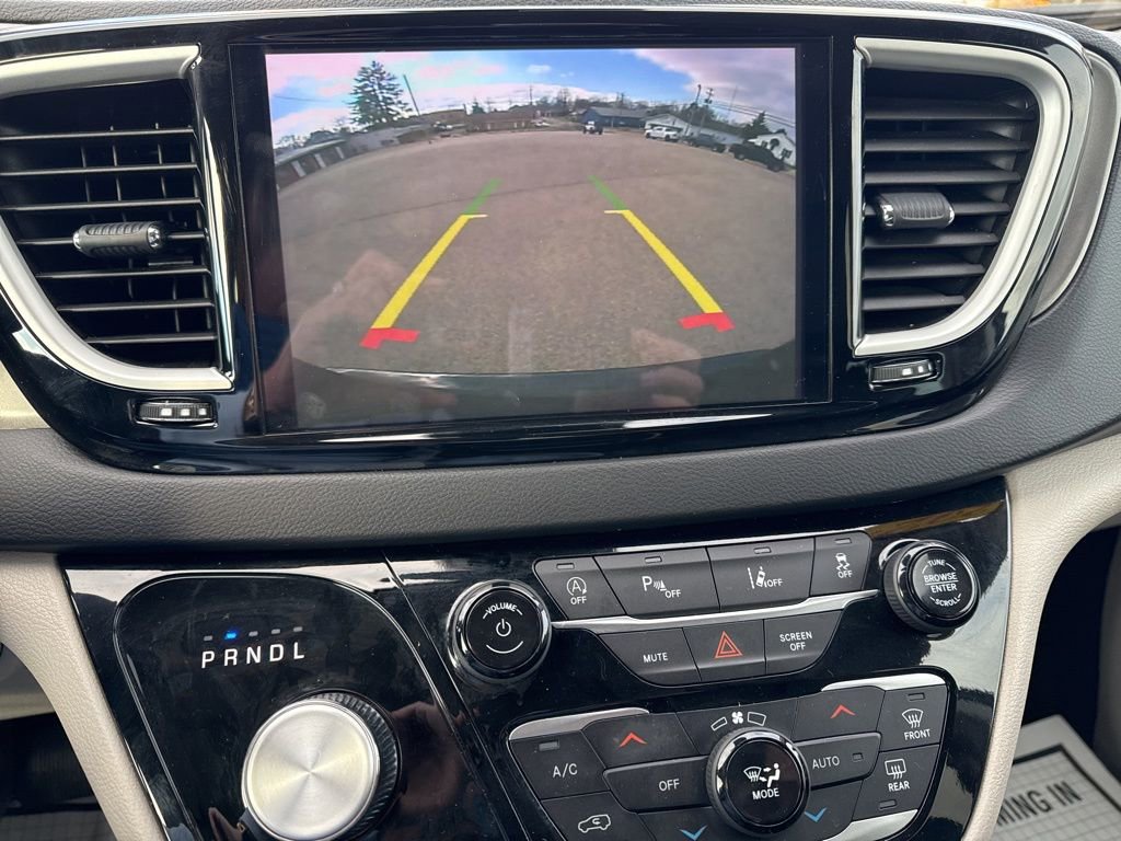 Used 2024 Chrysler Pacifica Touring-L image 41