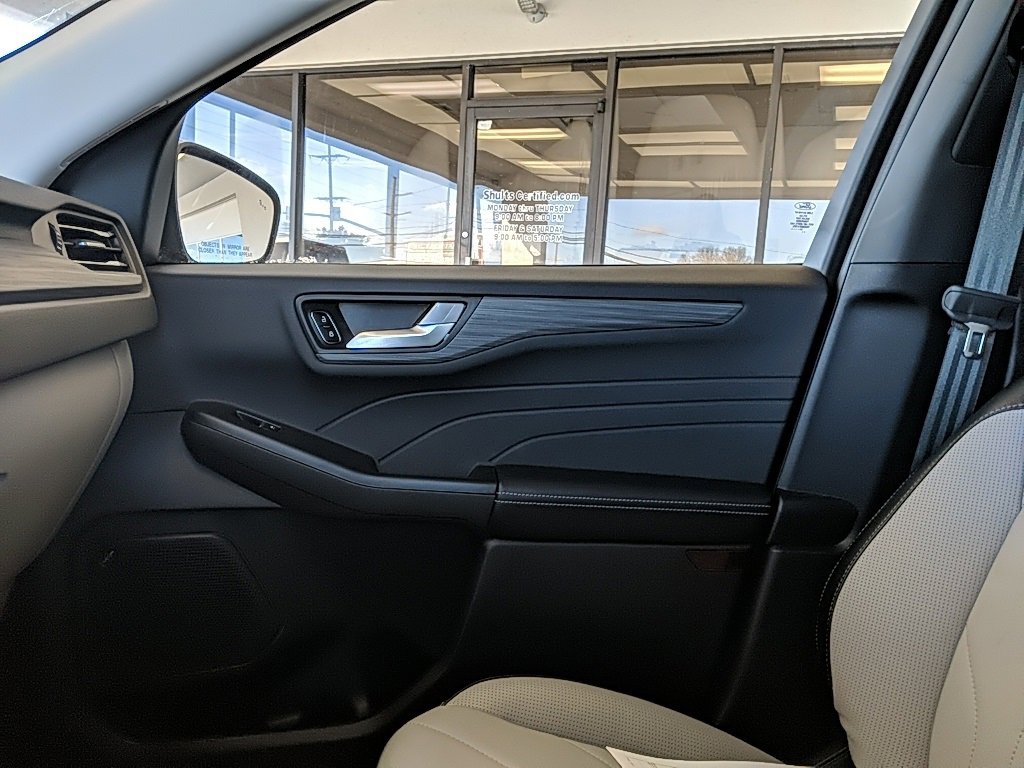 Used 2025 Ford Escape Platinum w/ Premium Technology Package image 21