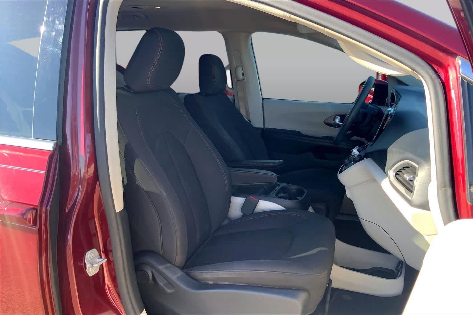Used 2018 Chrysler Pacifica Touring Plus FWD image 9