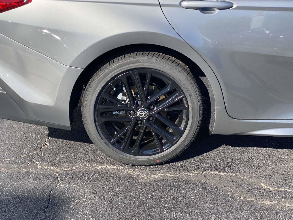 New 2026 Toyota Camry Hybrid FWD image 3