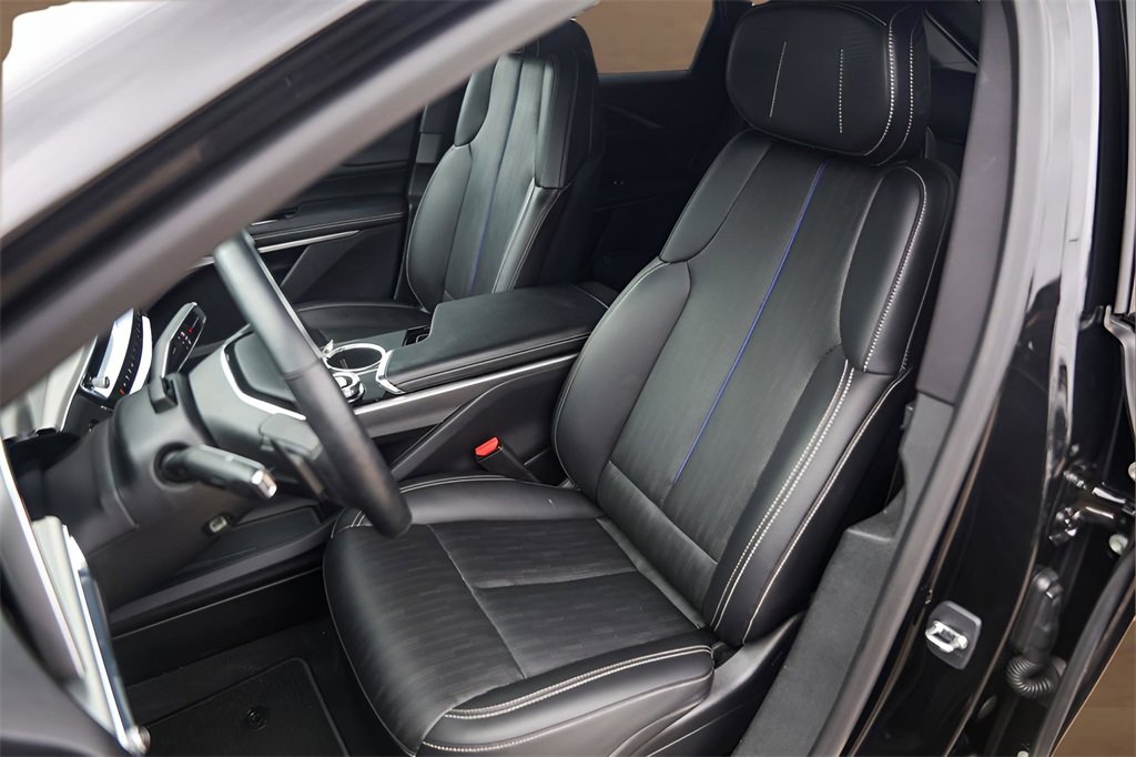 Used 2024 Cadillac Lyriq Luxury image 7