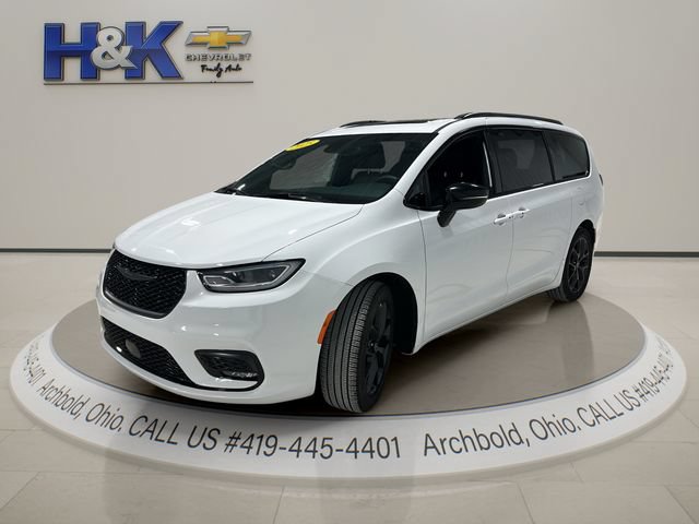 Used 2025 Chrysler Pacifica Limited FWD image 3