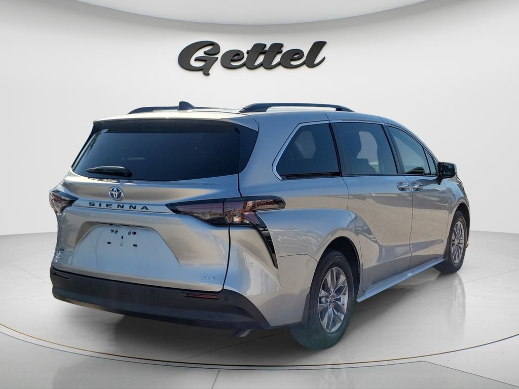 Certified 2025 Toyota Sienna XLE image 5