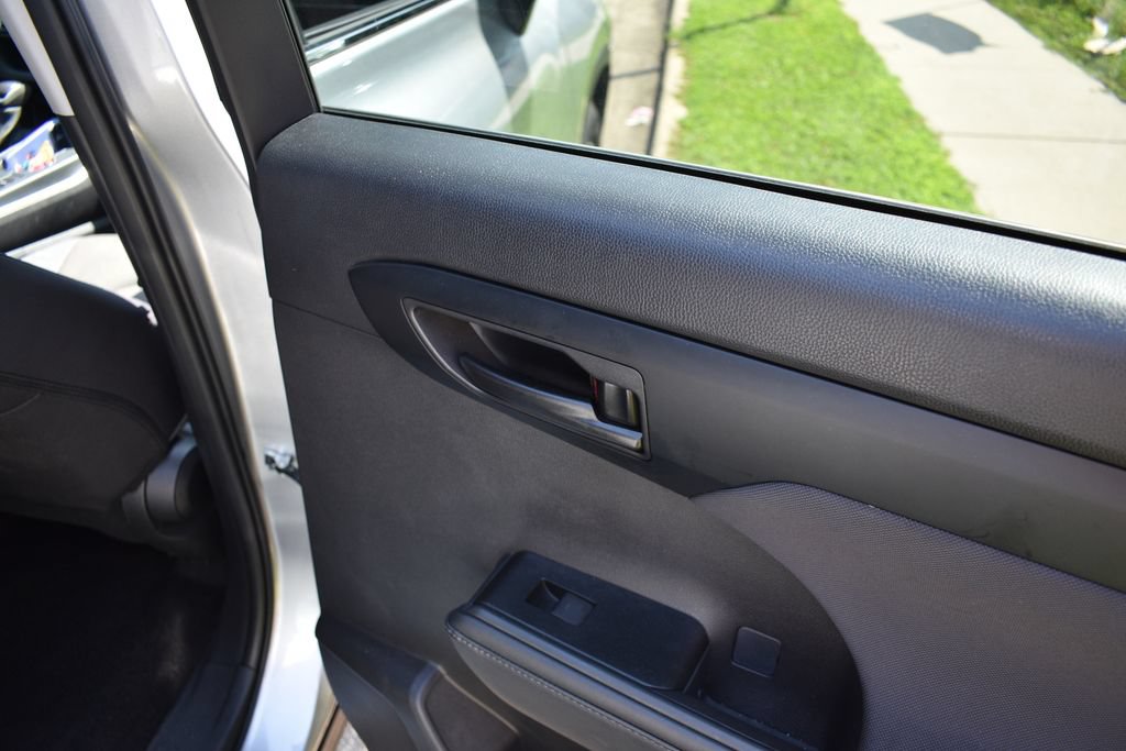 Used 2025 Toyota Highlander LE FWD image 25