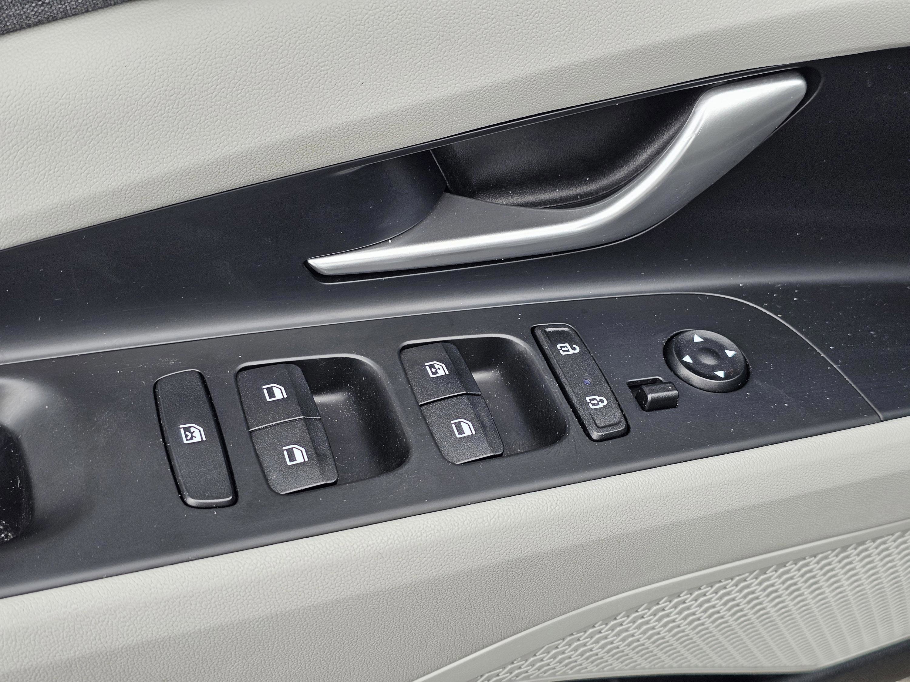 Used 2023 Hyundai Elantra Limited w/ Preferred Accessory Package image 15