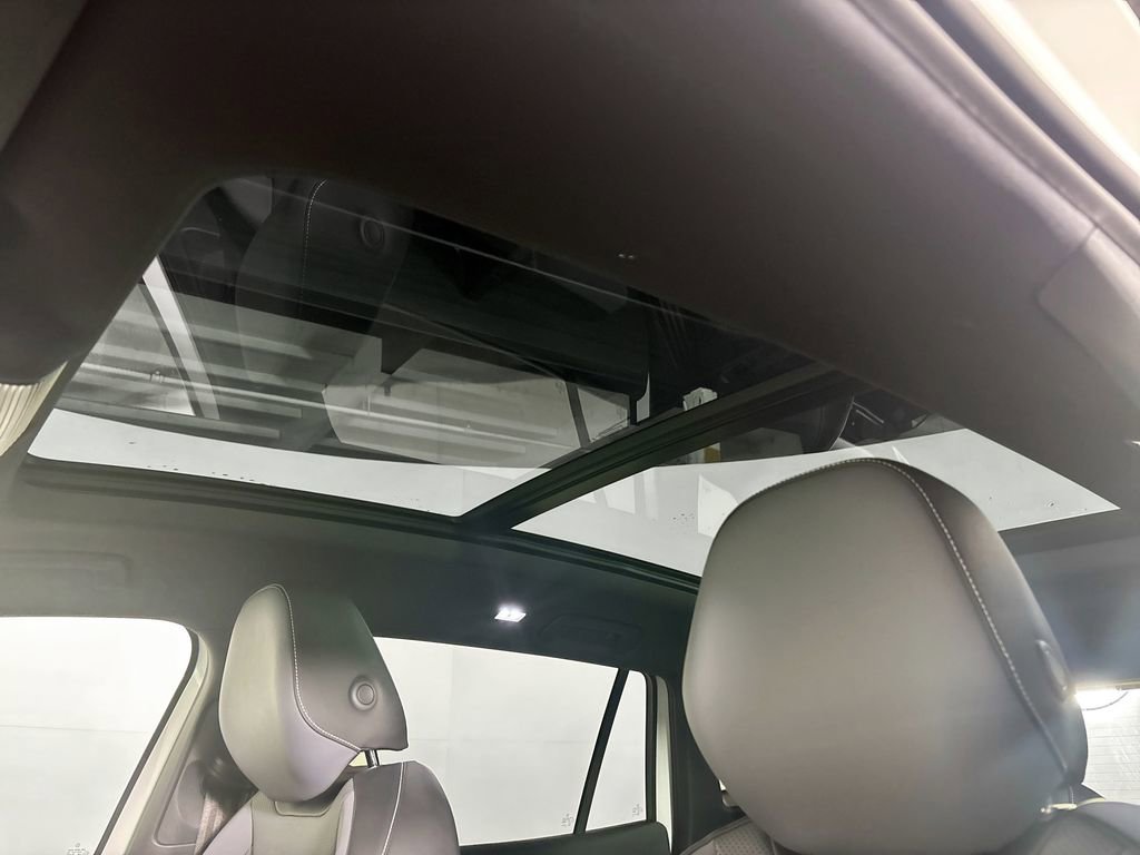 New 2025 Volkswagen Tiguan SE R-Line image 18