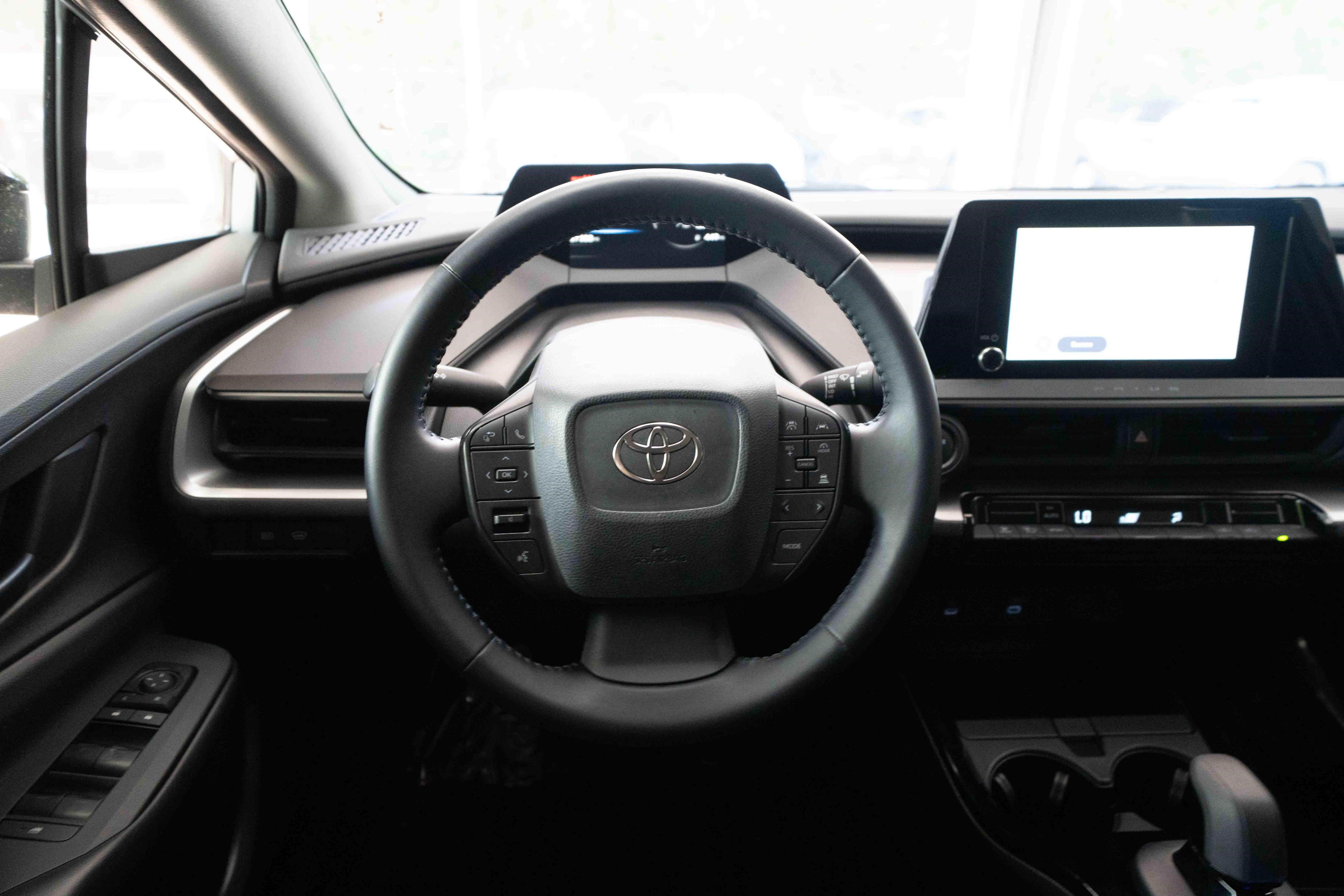Used 2025 Toyota Prius LE FWD image 21