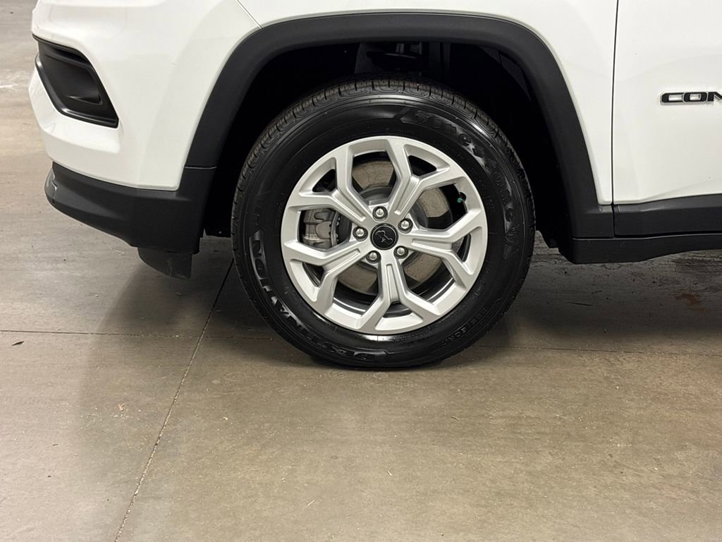 Used 2025 Jeep Compass Latitude image 11