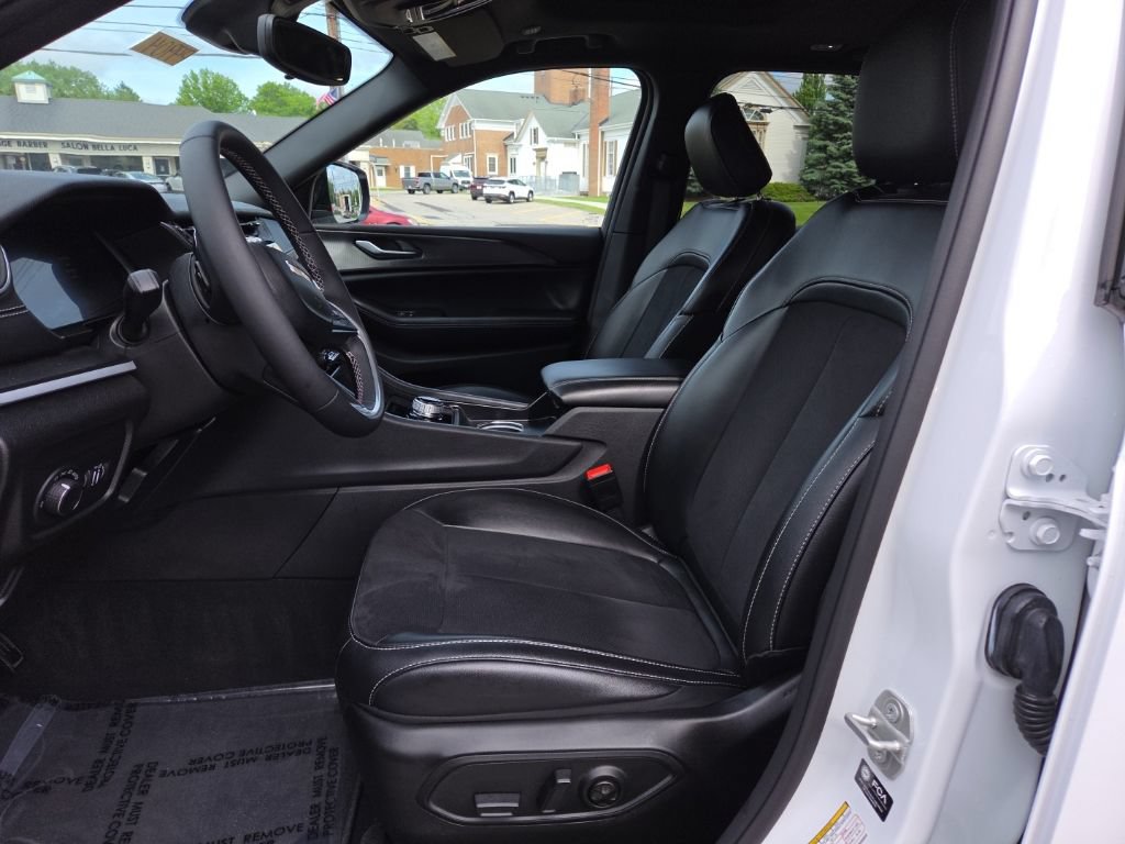 Used 2024 Jeep Grand Cherokee Altitude AWD/4WD image 14