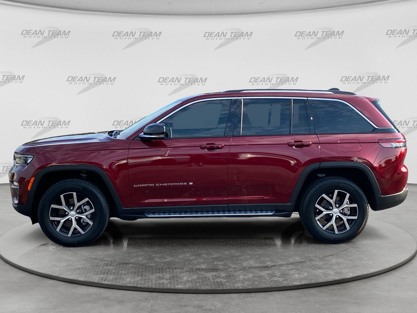 Used 2023 Jeep Grand Cherokee Limited w/ Luxury Tech Group II AWD/4WD image 4