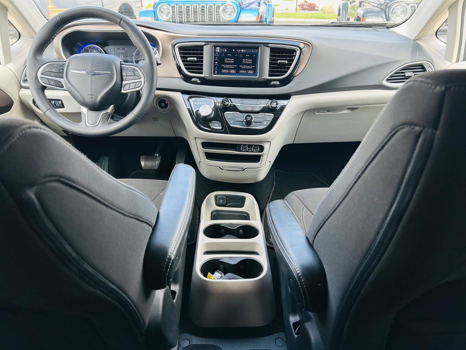 Used 2023 Chrysler Voyager LX image 22