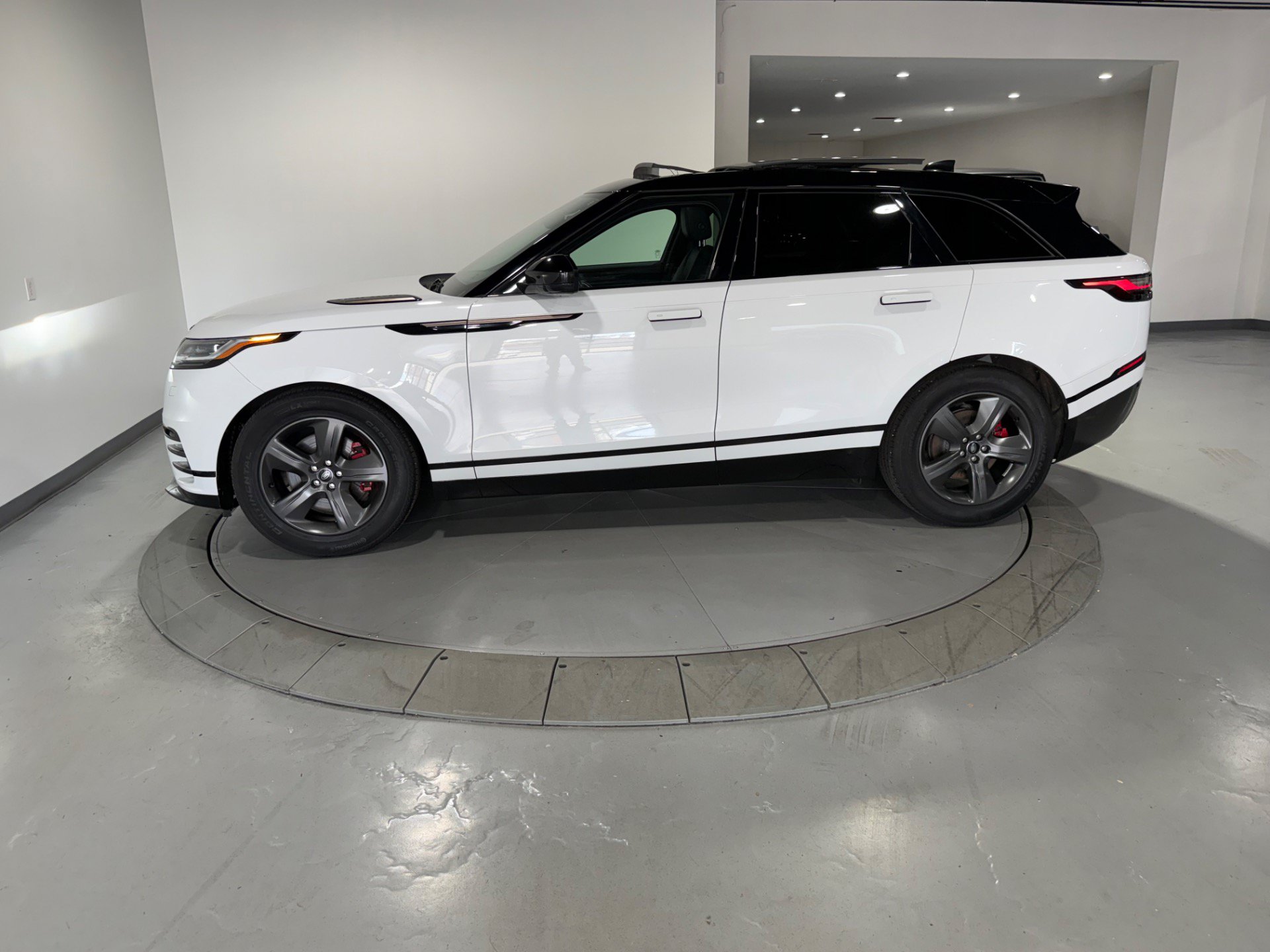 Used 2024 Land Rover Range Rover Velar Dynamic SE AWD/4WD image 12