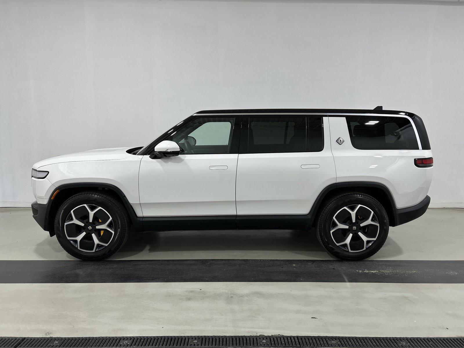 Used 2024 Rivian R1S Adventure image 2