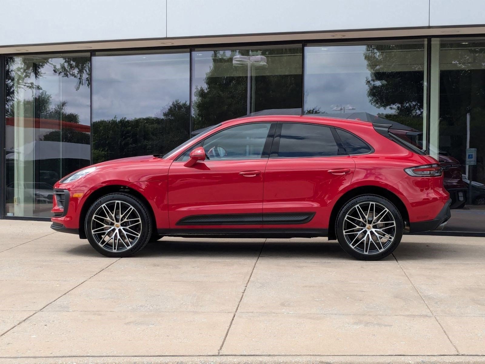 Certified 2025 Porsche Macan image 2
