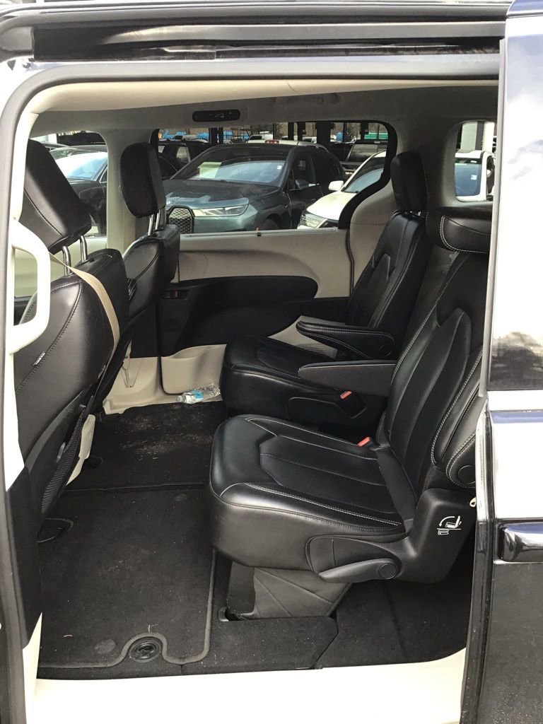 Used 2023 Chrysler Pacifica Touring-L image 5