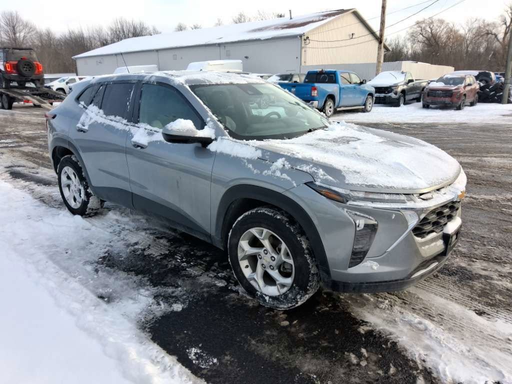 Used 2024 Chevrolet Trax LS w/ LS Convenience Package image 5