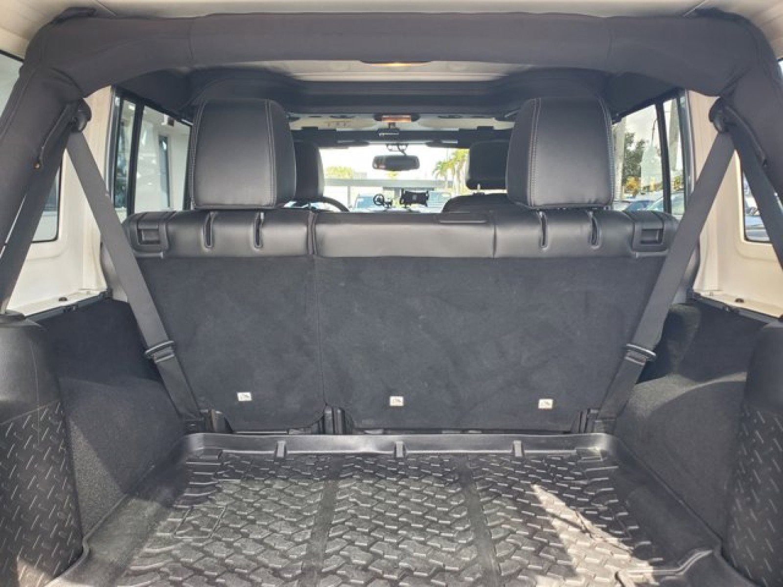 Used 2015 Jeep Wrangler Unlimited Rubicon w/ Connectivity Group image 8